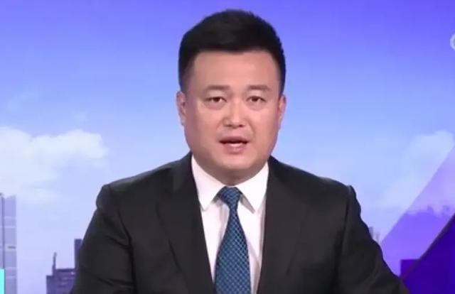 央视著名主持人宋鹏飞发福胖到看不见下巴轮廓脸大到显五官小