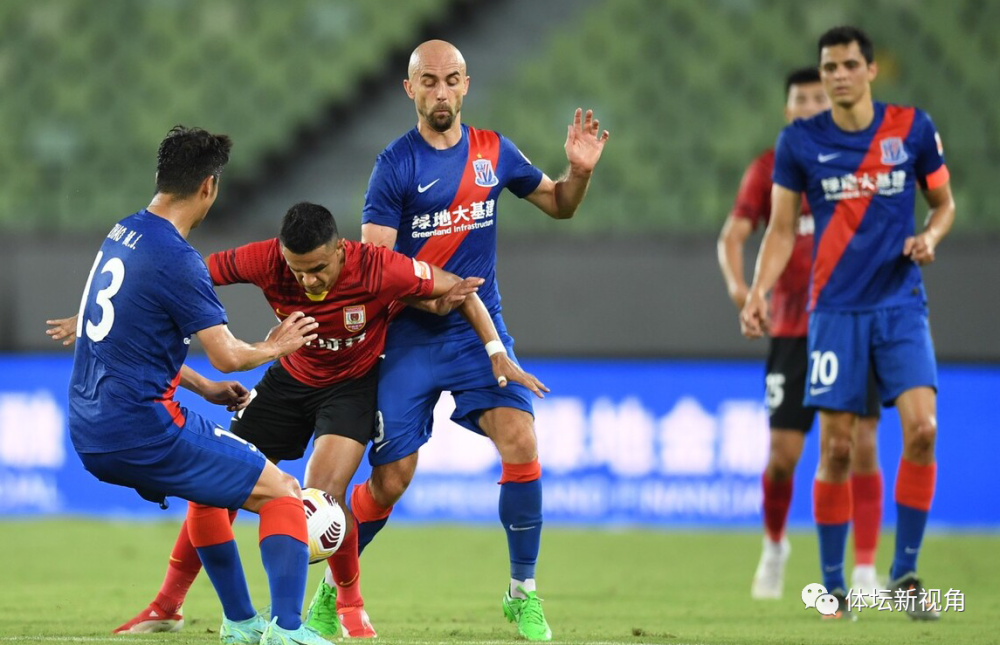 亚冠 2-1！中超黑马连克上海滩双雄，22分疯狂领跑，神锋两场轰4球！