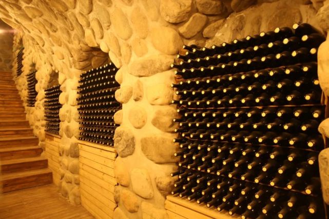 除了白兰地,邓娟还介绍了车师酒庄酿造的气泡酒.