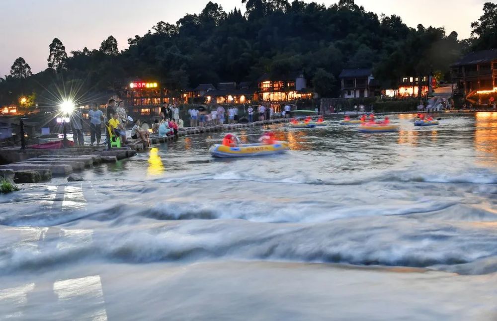 气温不到30℃的华蓥山天池峪漂流,或在傍晚时分前往协兴园区乐活城
