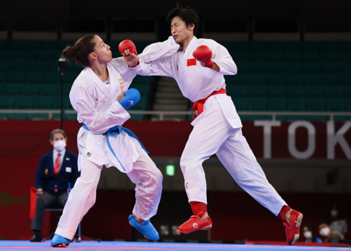 奥运会空手道女子组手61公斤级决赛尹笑言获得银牌