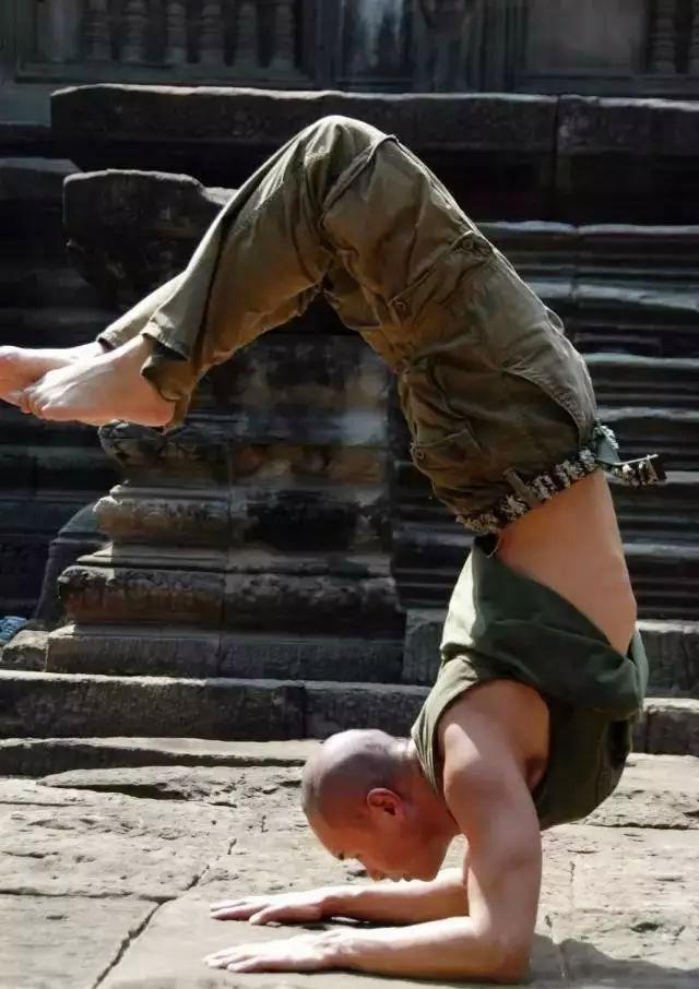 46岁的乐嘉晒出黝黑肌肉,离开城市后更洒脱了,网友羡慕他的身材