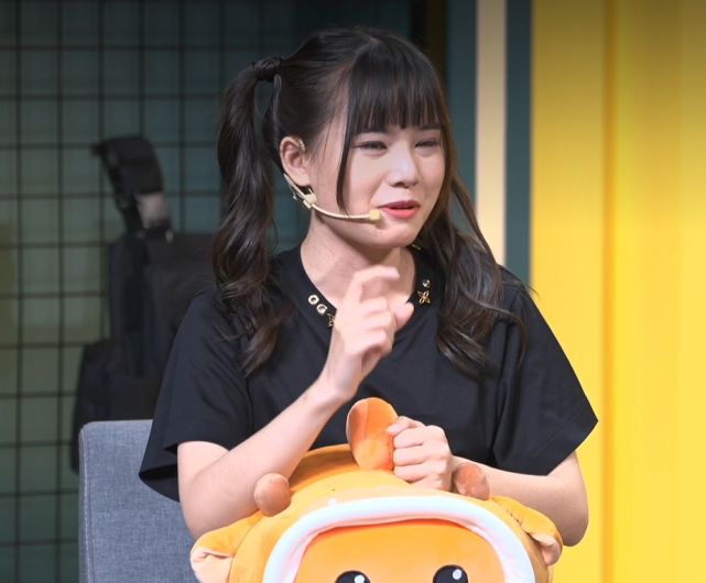 火线妹与欧阳娜娜一起直播,不小心曝光素颜照,粉丝:主播与明星的差距