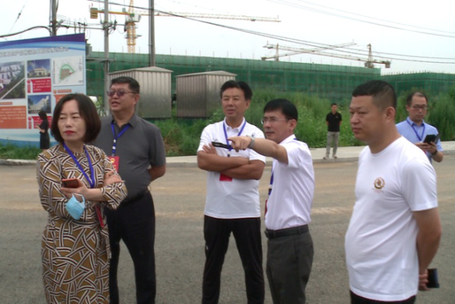 8月5日,辽阳县人大常委会副主任杨建华,王英石,董颖慧带领县人大