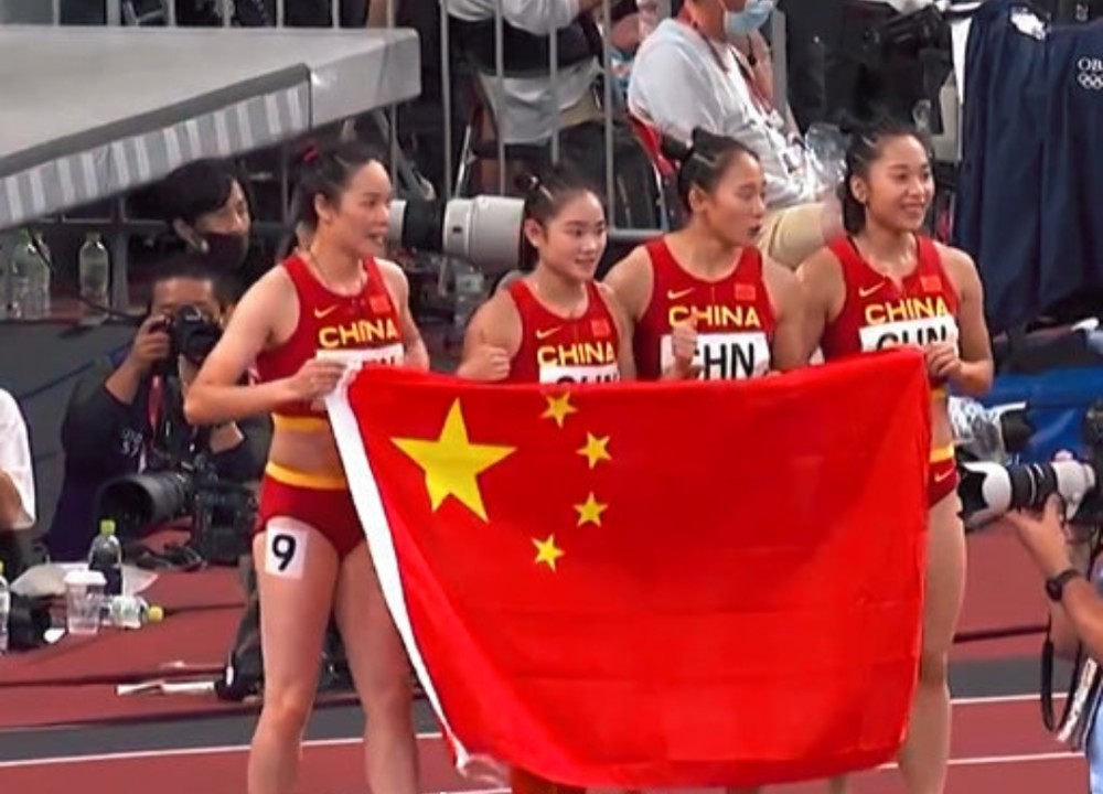 5年卧薪尝胆42秒71梁小静葛曼棋黄瑰芬韦永丽高举国旗