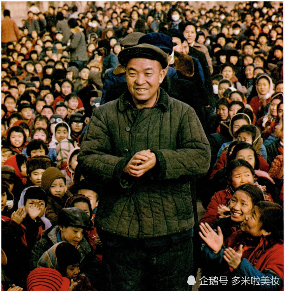 9,1966年期间的大庆,由中国摄影家张韫磊拍摄,铁人王进喜在一个集会中