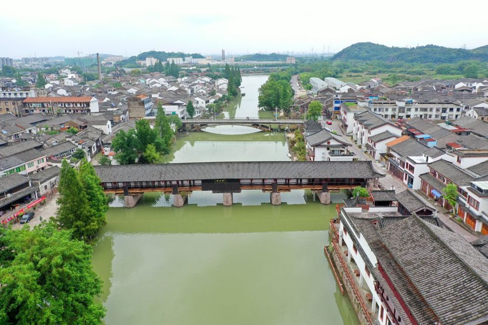 烟花袭击宁波期间,鄞江镇为了确保鄞江桥的安全,7月24日连夜将鄞江桥