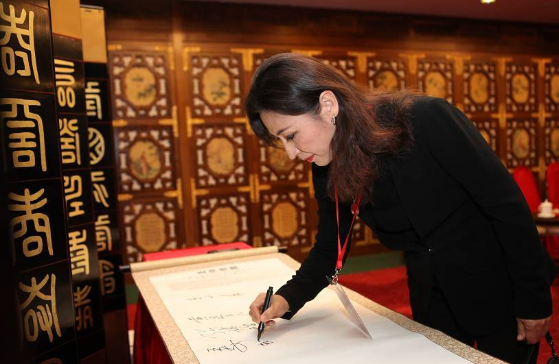 汕头大学现任女校长:美貌与实力并存,现已50多岁的她赢得学生认可