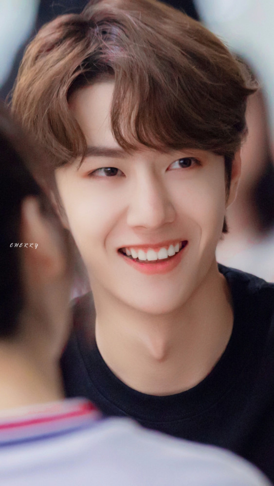 王一博谁会拒绝一个笑起来有小括号的男孩子呢