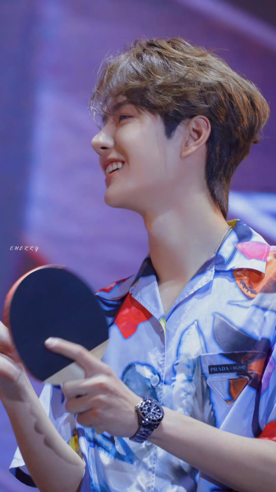 王一博 谁会拒绝一个笑起来有小括号的男孩子呢