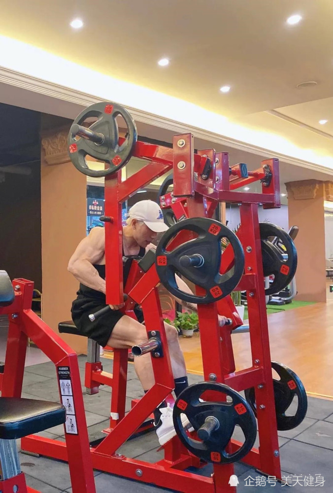 成都小鲜肉秀肌肉粗壮大腿麒麟臂抢眼硬核健身实力太man