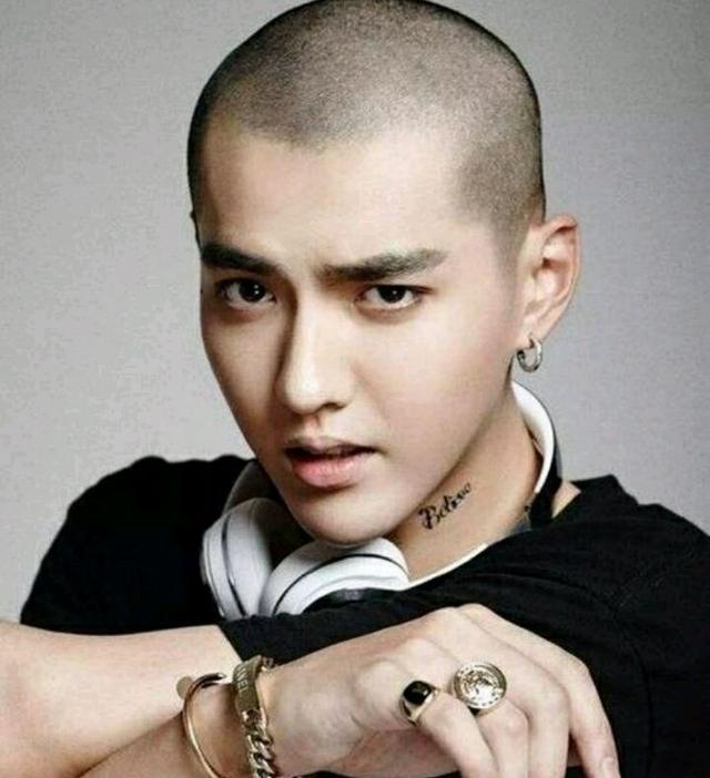 吴亦凡的祖籍是湖北荆州石首,在他九岁时父母离异.