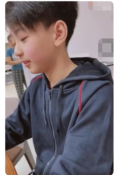 张柏芝二儿子近照曝光?单眼皮腼腆可爱,