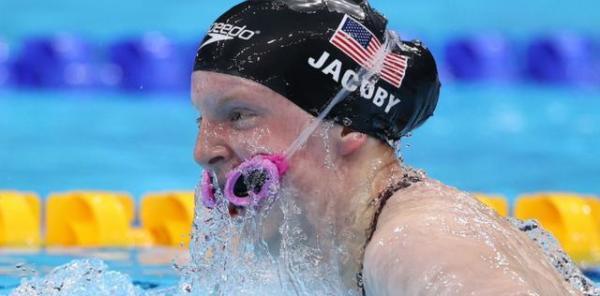 刚刚到达巅峰,是目前蛙泳的新一姐,但是似乎经验不够,比赛中泳镜松掉