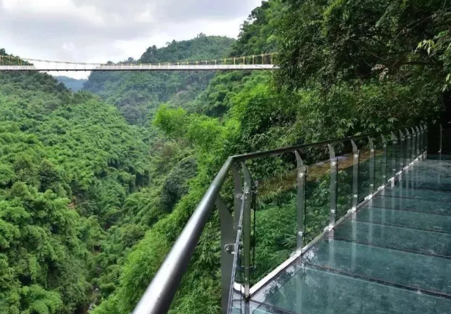 成都迎来境内首条玻璃栈道全长299米预计8月底开放