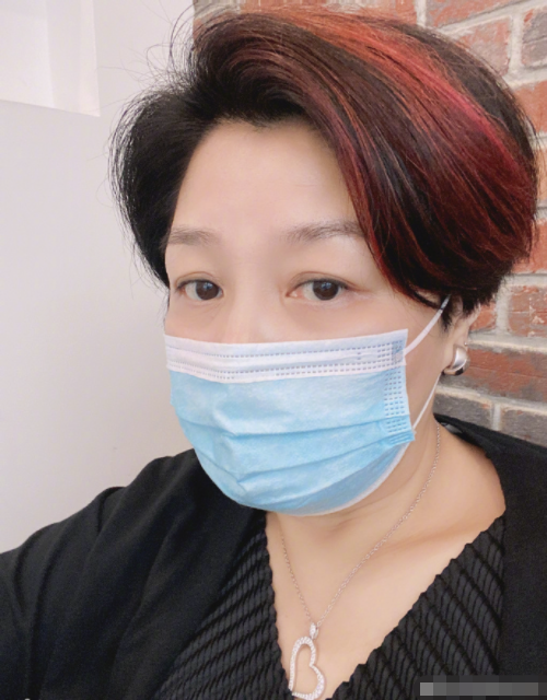 53岁李咏老婆近照皮肤白嫩!头顶红发好时尚,戴满钻项链似阔太