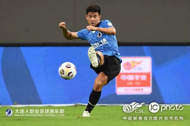 在拼抢的时候头部相撞,经过队医紧急处理,王禹头绑绷带继续坚持比赛