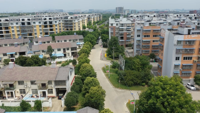 (拍摄:蒋子龙)兴隆街道天乐小区进行消杀,封控8月4日晚同心抗疫全力以