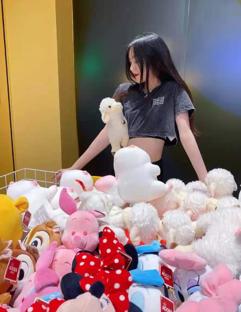 腐团儿腰精照曝光a4腰都没她细网友论水蛇腰还得看吉祥