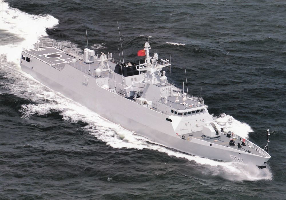 中国海军第一次环球航行过苏伊士运河时遇到美舰强行加塞