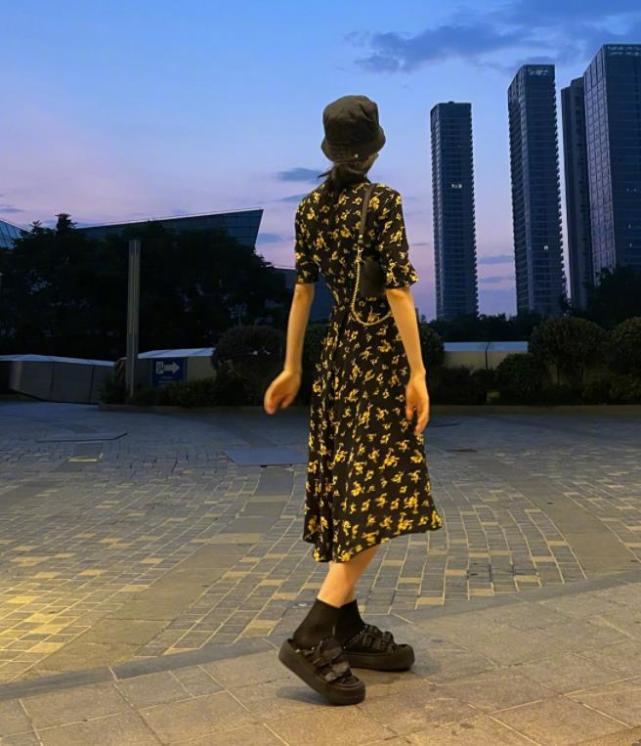 迪丽热巴大清早赶飞机晒出多张背影照生图下的腰围让人看愣