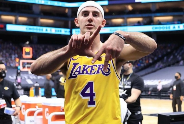 卡鲁索深情告别湖人队 库兹马晒奇才33号球衣