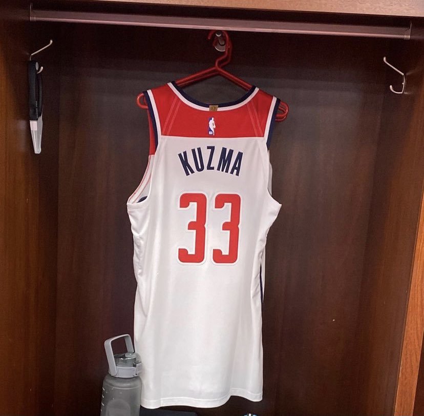 开启新篇章卡鲁索深情告别湖人队库兹马晒奇才33号球衣