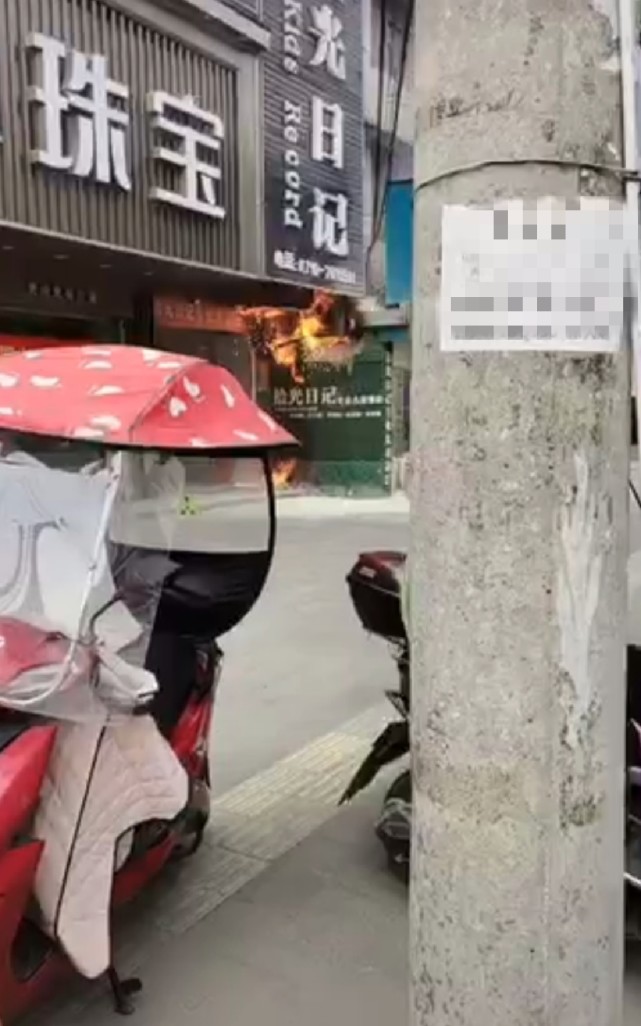 襄阳市谷城石花镇一临街商铺电线短路引发火灾