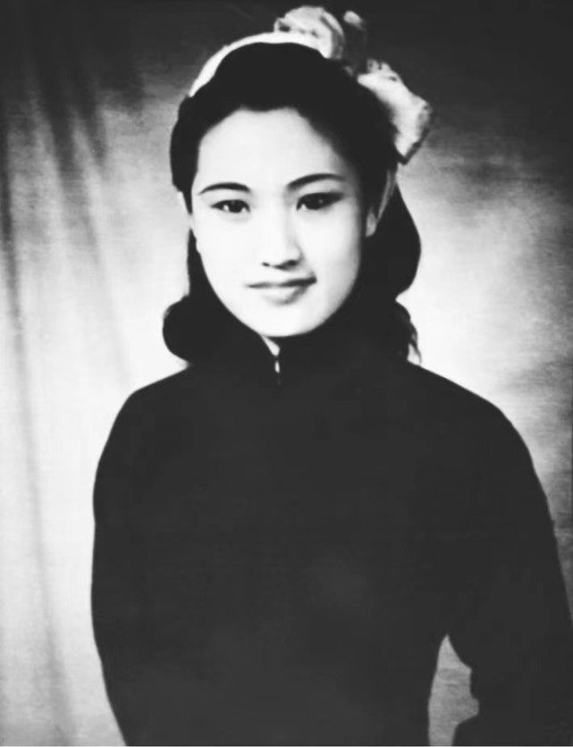 1947年8月,王文娟与陆锦花组建少壮剧团,在皇后大戏院演出,声名鹊起