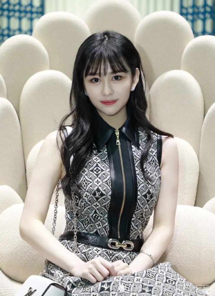 邱淑贞女儿沈月开眼角不慎把自己do成了僵脸娃娃