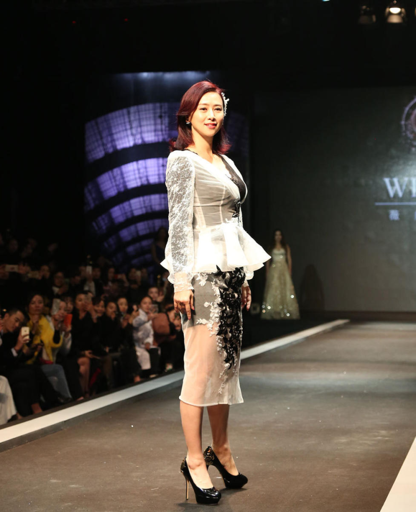 翁虹个性到了点子上,另类西服裙时髦又高级,这身材太让人眼馋!