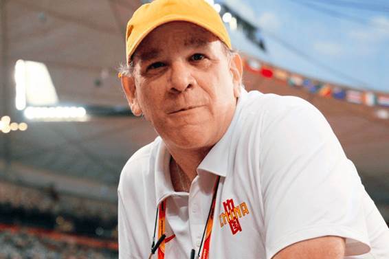 必须要感谢一个美国人,他就是兰迪-亨廷顿,一个已经68岁的老头