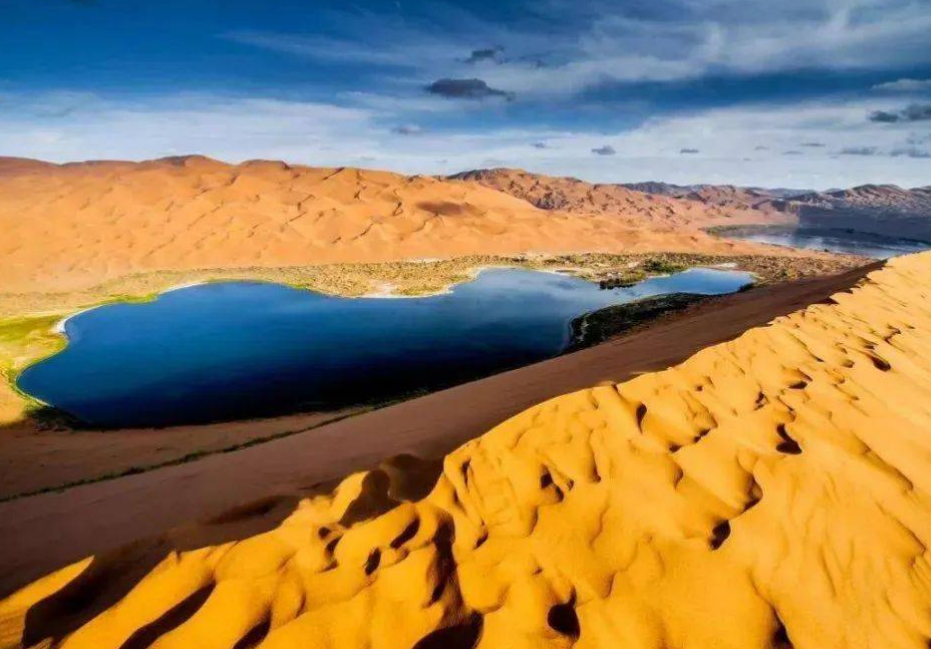 内蒙古的这片绝美沙漠有着100多个湖泊被誉为沙漠江南