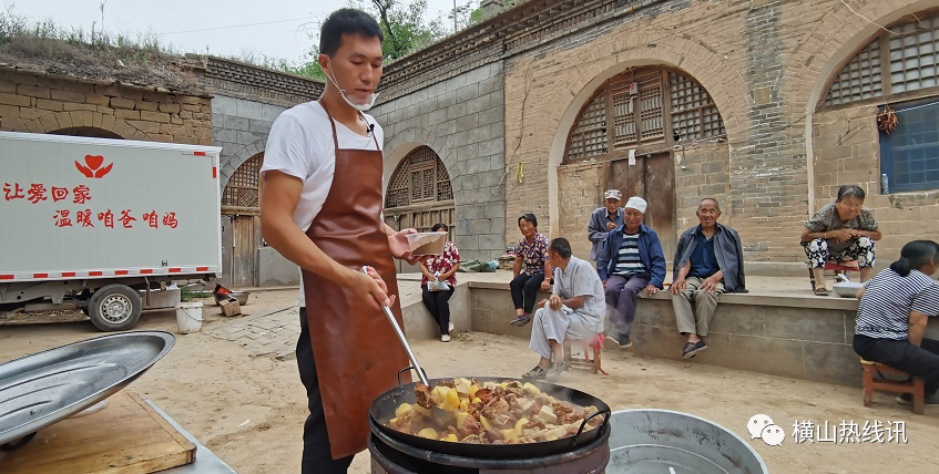 横山90后小伙陕北二后生为榆林56个村庄2000多名老人送爱心餐