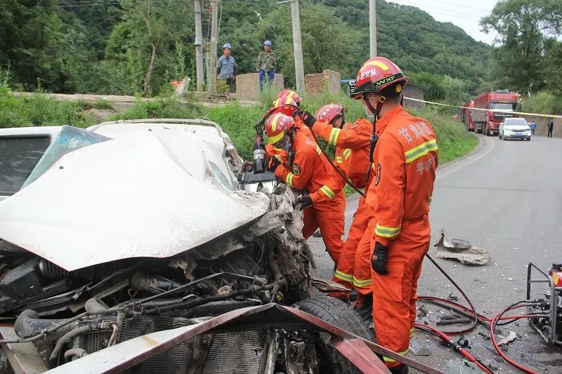 甘肃省华亭市马峡镇孟台村304国道发生一起交通事故,有2人被困,情况