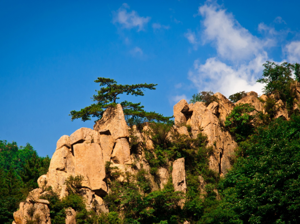 河北一处绝美山峰,盛夏平均气温仅17度,被誉为"京东第一山"