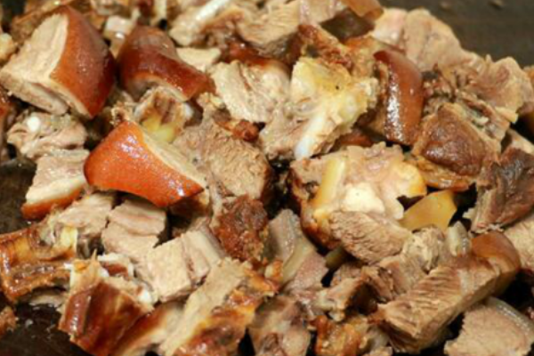 当荔枝遇上狗肉,让玉林这座城市成功走红,但多年来争议不断