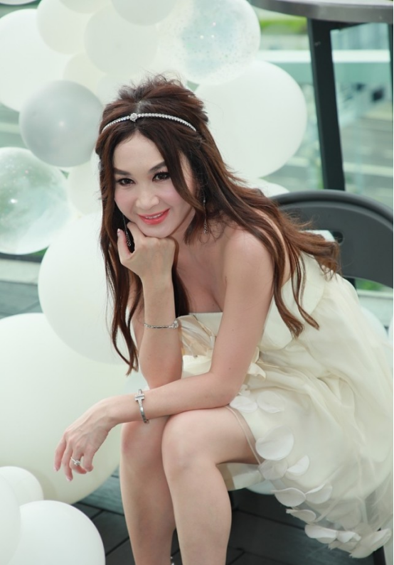 55岁的温碧霞虽然皱纹明显,但气质还很抗打,穿裙子尽展优雅