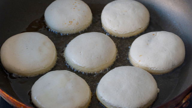 煎的过程中面团会变大变蓬松,注意翻面,煎至两面金黄焦脆就可以出锅了