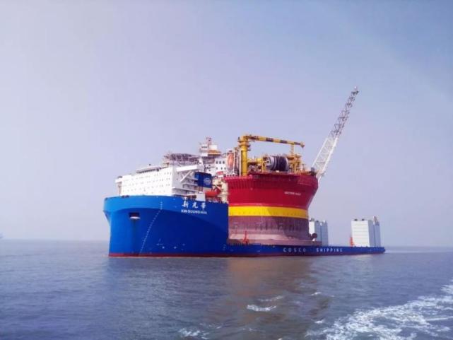 图为新光华号半潜船