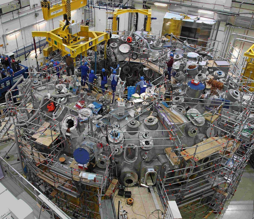 图为建造当中的托卡马克反应系统