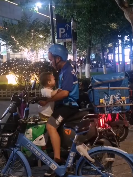 浙江一外卖小哥带孩子送餐,孩子哭闹着要回家,小哥一句话太心酸