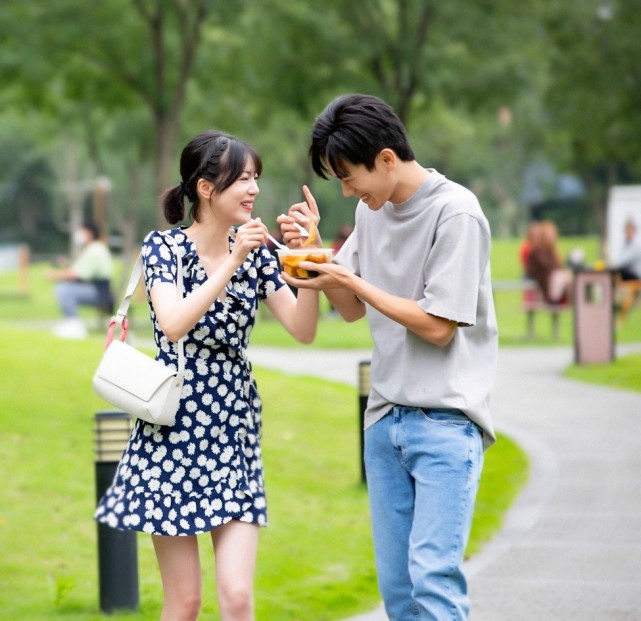 李溪芮何与新剧甜到发齁它不只是一部甜宠剧更像是恋爱启示录