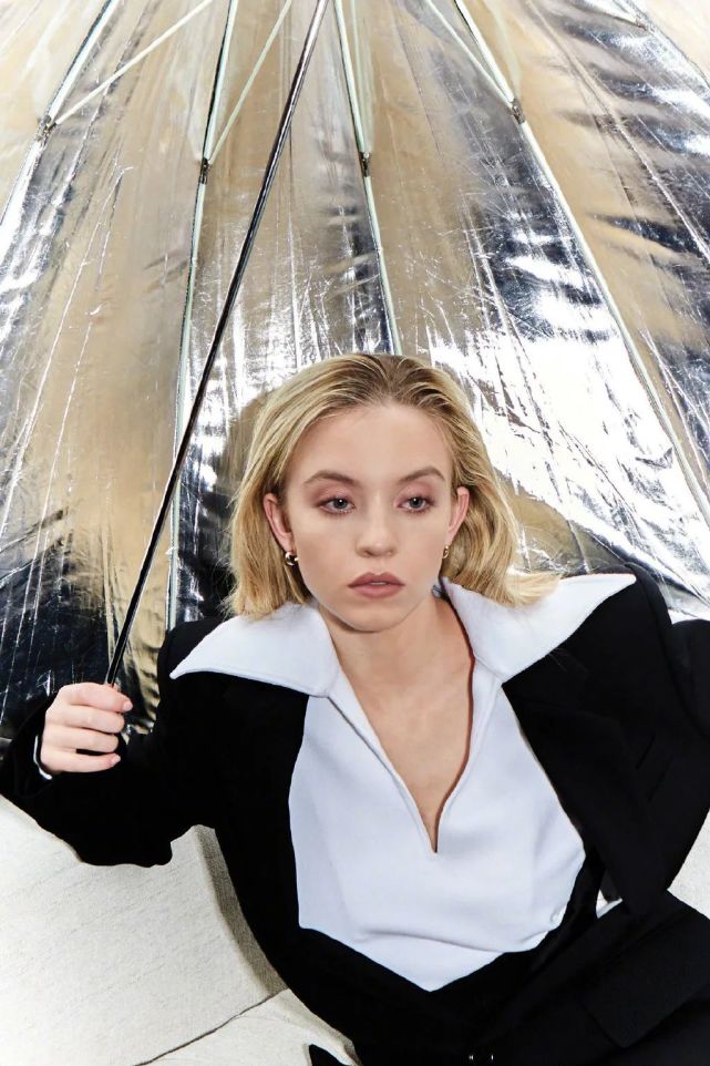 组图甜心变霸总美剧亢奋女星西德妮斯威尼杂志大片