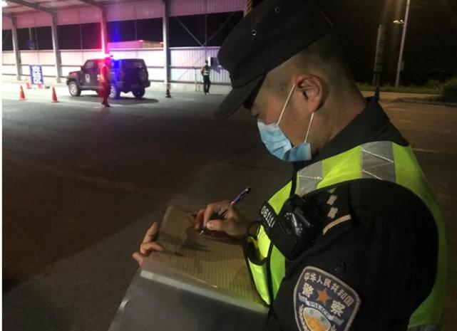 夜里,民警们四班倒,每组民警执勤都要站3个小时.