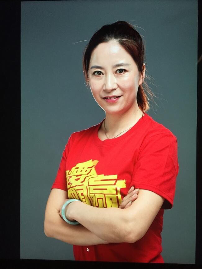 中国最孤独的冠军王丽萍高举双手给全世界的观众致意