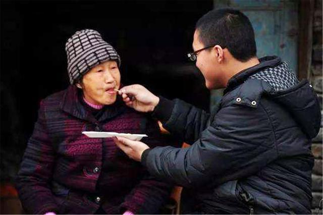 新型"啃老"正在蔓延,多数父母被啃还不自知,反夸孩子孝顺