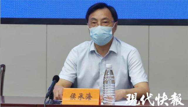 据侯承海介绍,疫情刚发生时,全区 8 家农贸市场,4 家大型超市,29 家