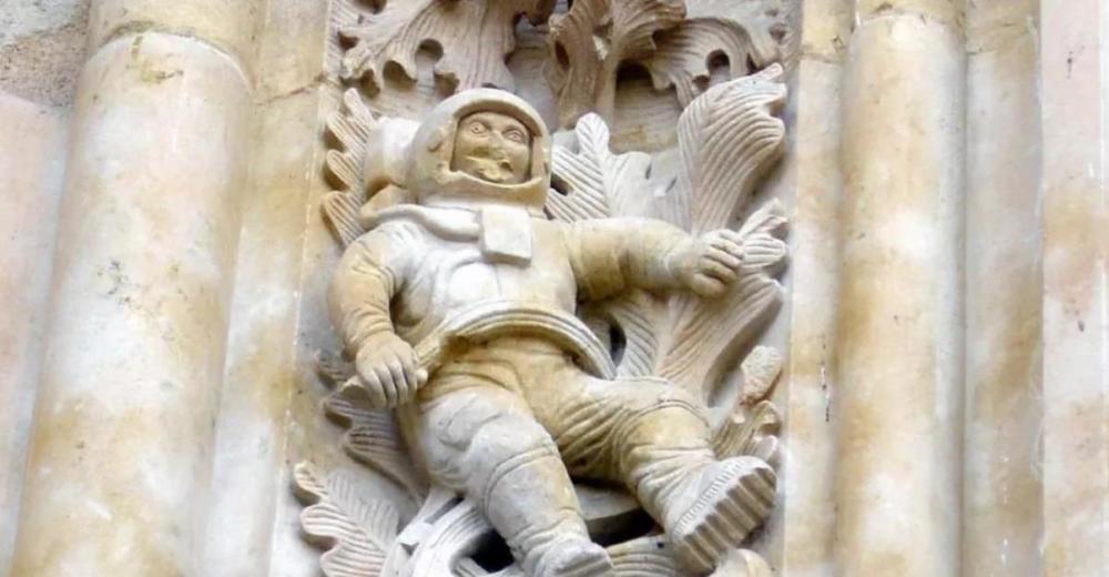 古代宇航员雕像图片