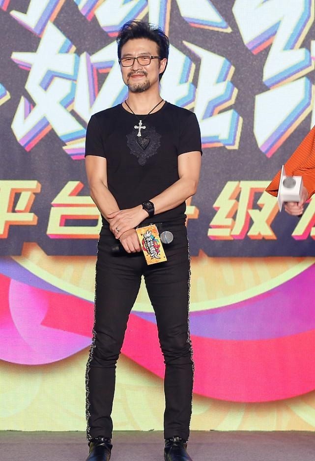 汪峰私底下还挺"少年"的,一身清爽打扮挺显年轻,哪像70后